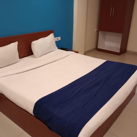 Hotel Aura Inn Indore Bagian luar foto