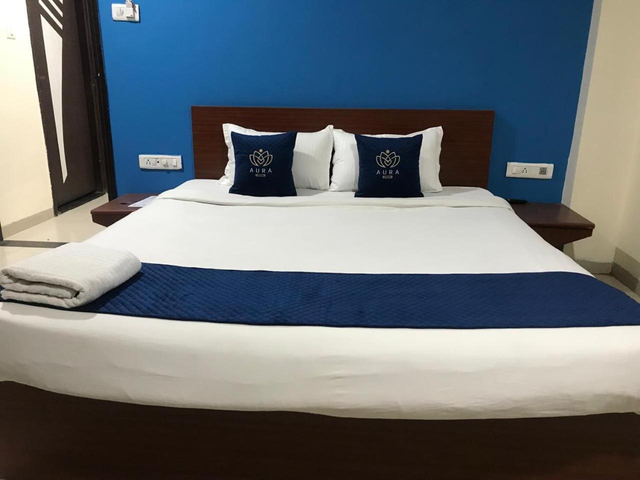 Hotel Aura Inn Indore Bagian luar foto