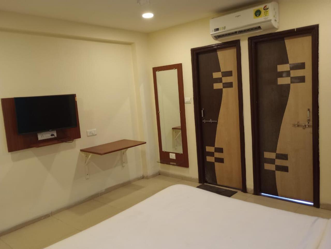 Hotel Aura Inn Indore Bagian luar foto